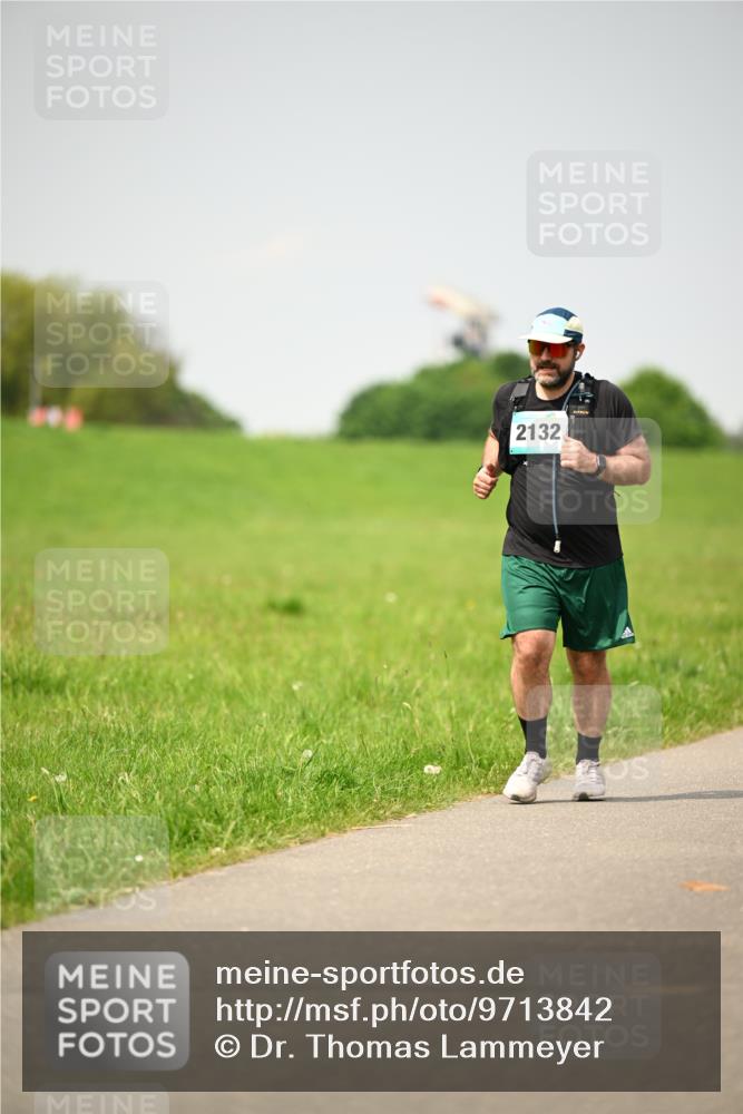 10.05.2026 - 8. Wedeler Halbmarathon Dr. Thomas Lammeyer http://msf.ph/oto/9713842 10.05.2026 12:16:24 Laufen 2132 meine-sportfotos.de
