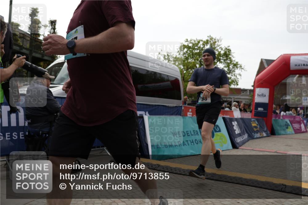 10.05.2026 - 8. Wedeler Halbmarathon Yannick Fuchs http://msf.ph/oto/9713855 10.05.2026 11:29:15 Ziel 412, 677, 2019 meine-sportfotos.de