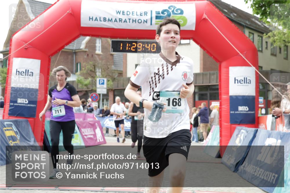 10.05.2026 - 8. Wedeler Halbmarathon Yannick Fuchs http://msf.ph/oto/9714013 10.05.2026 11:29:38 Ziel 131, 168, 711, 1018, 2090, 2135, 2192 meine-sportfotos.de