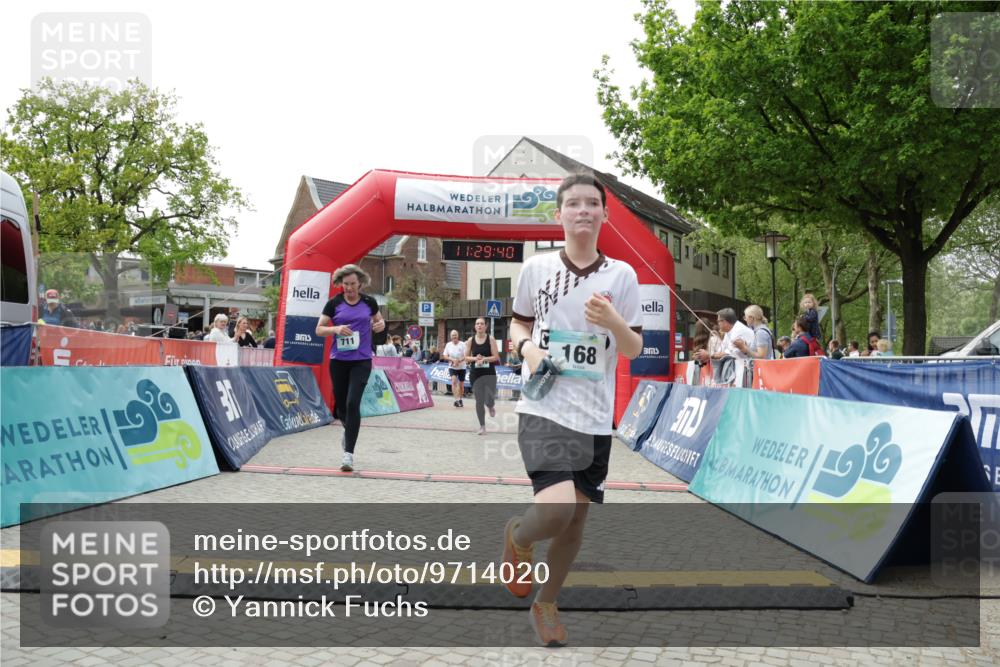 10.05.2026 - 8. Wedeler Halbmarathon Yannick Fuchs http://msf.ph/oto/9714020 10.05.2026 11:29:39 Ziel 131, 168, 711, 1018, 2090, 2135, 2192 meine-sportfotos.de