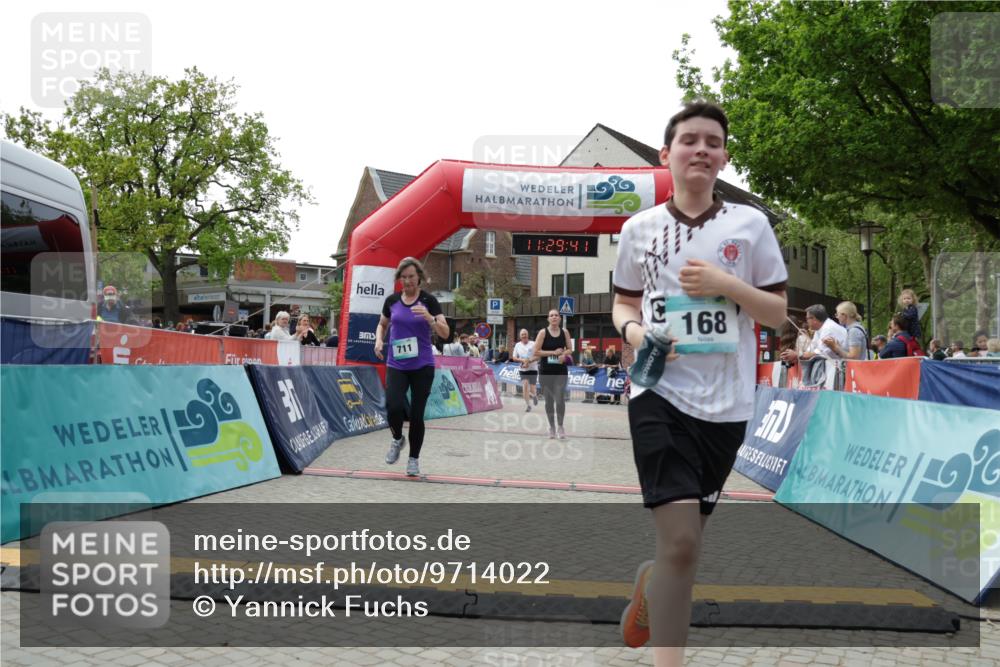 10.05.2026 - 8. Wedeler Halbmarathon Yannick Fuchs http://msf.ph/oto/9714022 10.05.2026 11:29:39 Ziel 131, 168, 711, 1018, 2090, 2135, 2192 meine-sportfotos.de