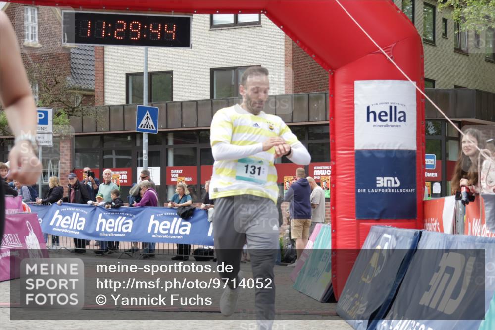 10.05.2026 - 8. Wedeler Halbmarathon Yannick Fuchs http://msf.ph/oto/9714052 10.05.2026 11:29:42 Ziel 131, 168, 711, 1018, 2192 meine-sportfotos.de