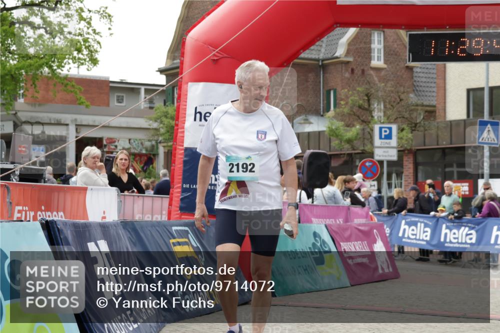 10.05.2026 - 8. Wedeler Halbmarathon Yannick Fuchs http://msf.ph/oto/9714072 10.05.2026 11:29:44 Ziel 131, 1018, 2192, 2215 meine-sportfotos.de