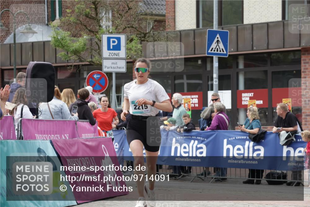 10.05.2026 - 8. Wedeler Halbmarathon Yannick Fuchs http://msf.ph/oto/9714091 10.05.2026 11:29:46 Ziel 131, 502, 2192, 2215 meine-sportfotos.de