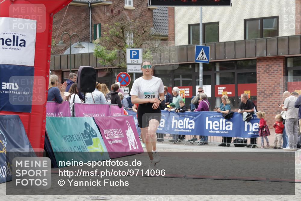 10.05.2026 - 8. Wedeler Halbmarathon Yannick Fuchs http://msf.ph/oto/9714096 10.05.2026 11:29:47 Ziel 131, 502, 2192, 2215 meine-sportfotos.de