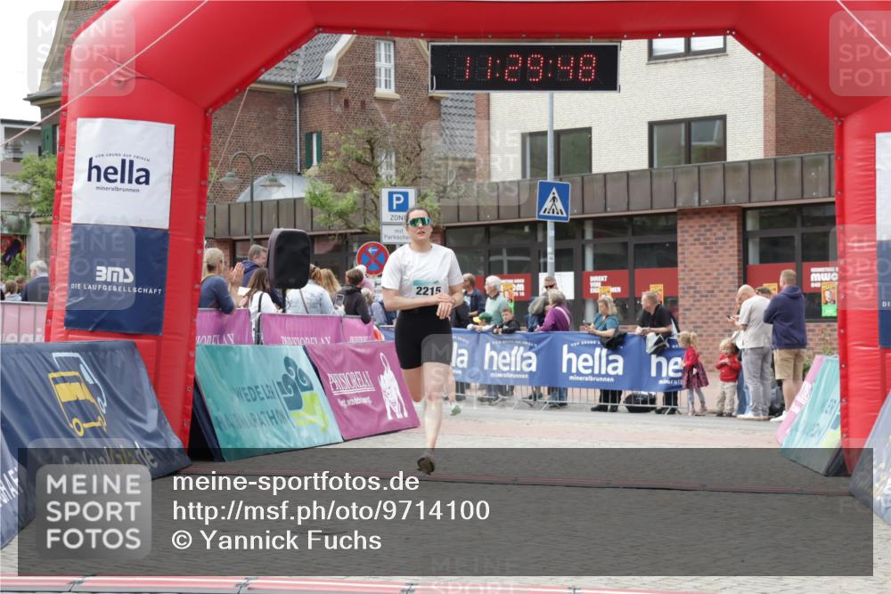 10.05.2026 - 8. Wedeler Halbmarathon Yannick Fuchs http://msf.ph/oto/9714100 10.05.2026 11:29:47 Ziel 131, 502, 2192, 2215 meine-sportfotos.de