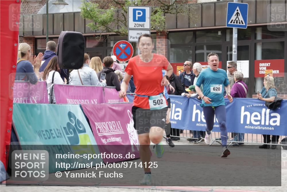 10.05.2026 - 8. Wedeler Halbmarathon Yannick Fuchs http://msf.ph/oto/9714125 10.05.2026 11:29:50 Ziel 502, 620, 2178, 2215 meine-sportfotos.de