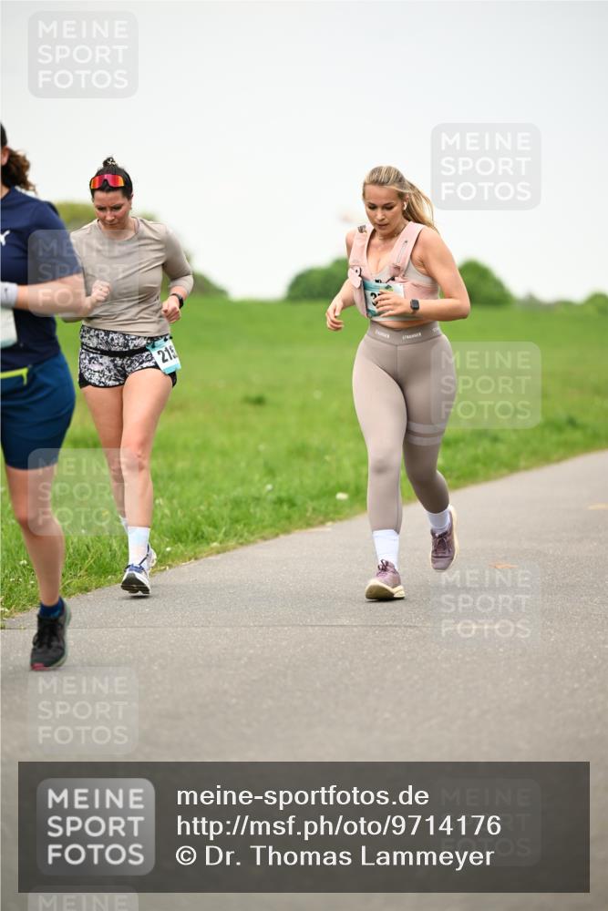 10.05.2026 - 8. Wedeler Halbmarathon Dr. Thomas Lammeyer http://msf.ph/oto/9714176 10.05.2026 12:18:36 Laufen 215 meine-sportfotos.de