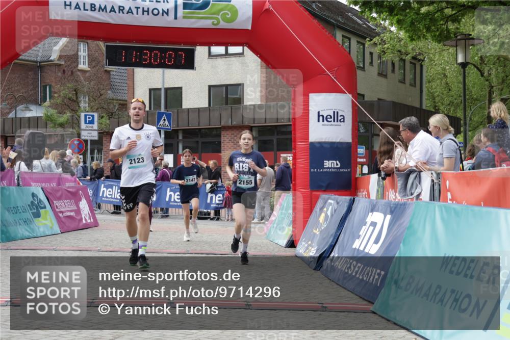 10.05.2026 - 8. Wedeler Halbmarathon Yannick Fuchs http://msf.ph/oto/9714296 10.05.2026 11:30:05 Ziel 536, 655, 2123, 2147, 2155 meine-sportfotos.de
