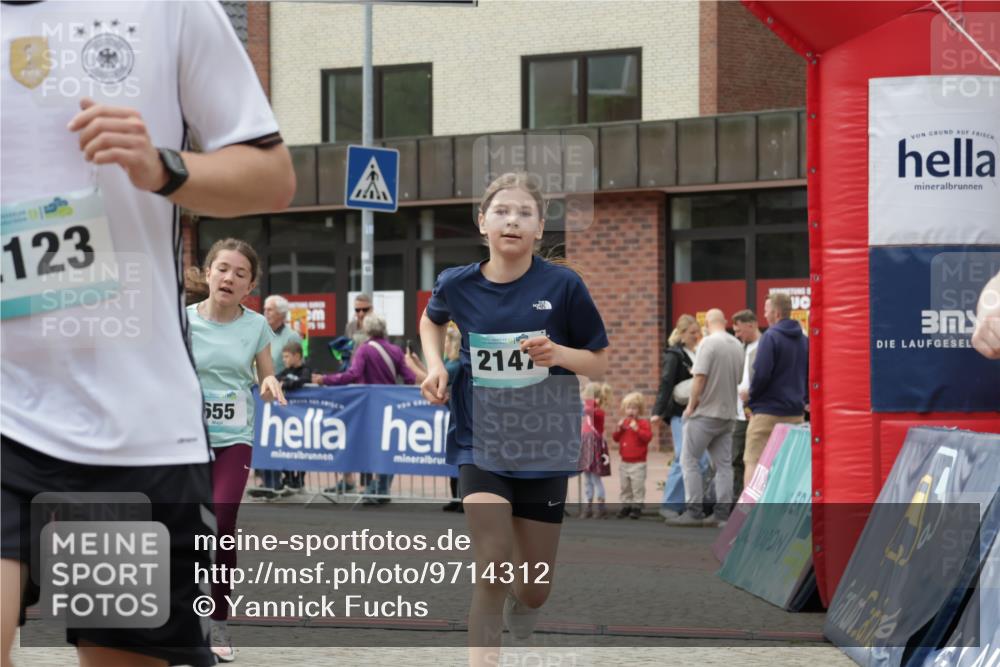 10.05.2026 - 8. Wedeler Halbmarathon Yannick Fuchs http://msf.ph/oto/9714312 10.05.2026 11:30:07 Ziel 437, 536, 655, 2014, 2123, 2147, 2155 meine-sportfotos.de