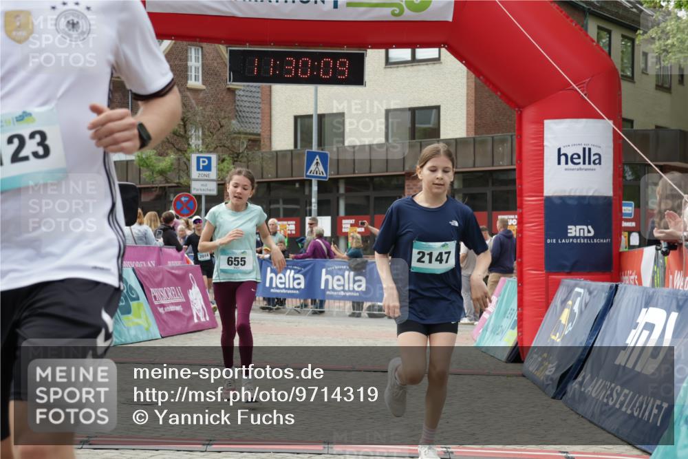 10.05.2026 - 8. Wedeler Halbmarathon Yannick Fuchs http://msf.ph/oto/9714319 10.05.2026 11:30:07 Ziel 437, 536, 655, 2014, 2123, 2147, 2155 meine-sportfotos.de