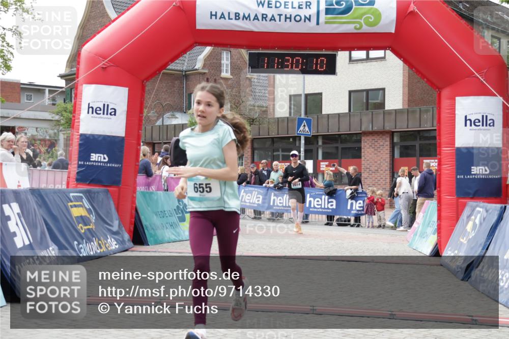 10.05.2026 - 8. Wedeler Halbmarathon Yannick Fuchs http://msf.ph/oto/9714330 10.05.2026 11:30:08 Ziel 437, 536, 655, 2014, 2123, 2147, 2155, 2222 meine-sportfotos.de