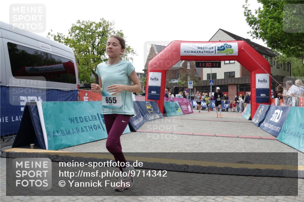 10.05.2026 - 8. Wedeler Halbmarathon Yannick Fuchs http://msf.ph/oto/9714342 10.05.2026 11:30:09 Ziel 437, 655, 2014, 2089, 2123, 2147, 2155, 2222 meine-sportfotos.de