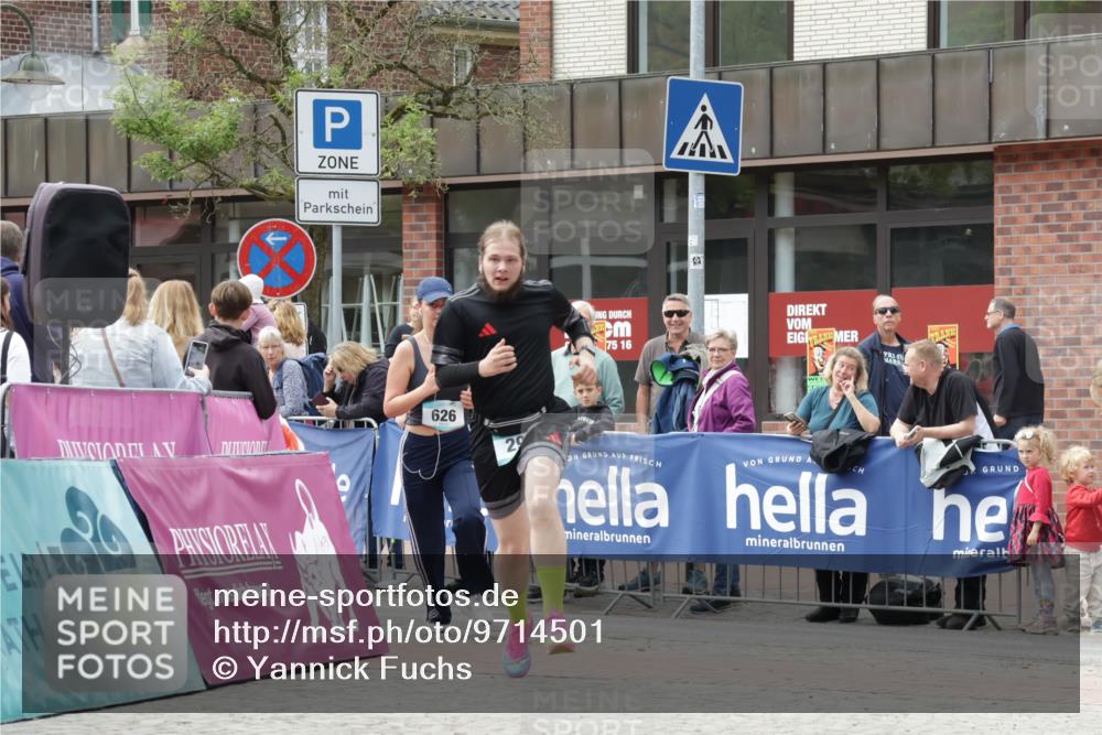 10.05.2026 - 8. Wedeler Halbmarathon Yannick Fuchs http://msf.ph/oto/9714501 10.05.2026 11:30:31 Ziel 294, 626, 752 meine-sportfotos.de