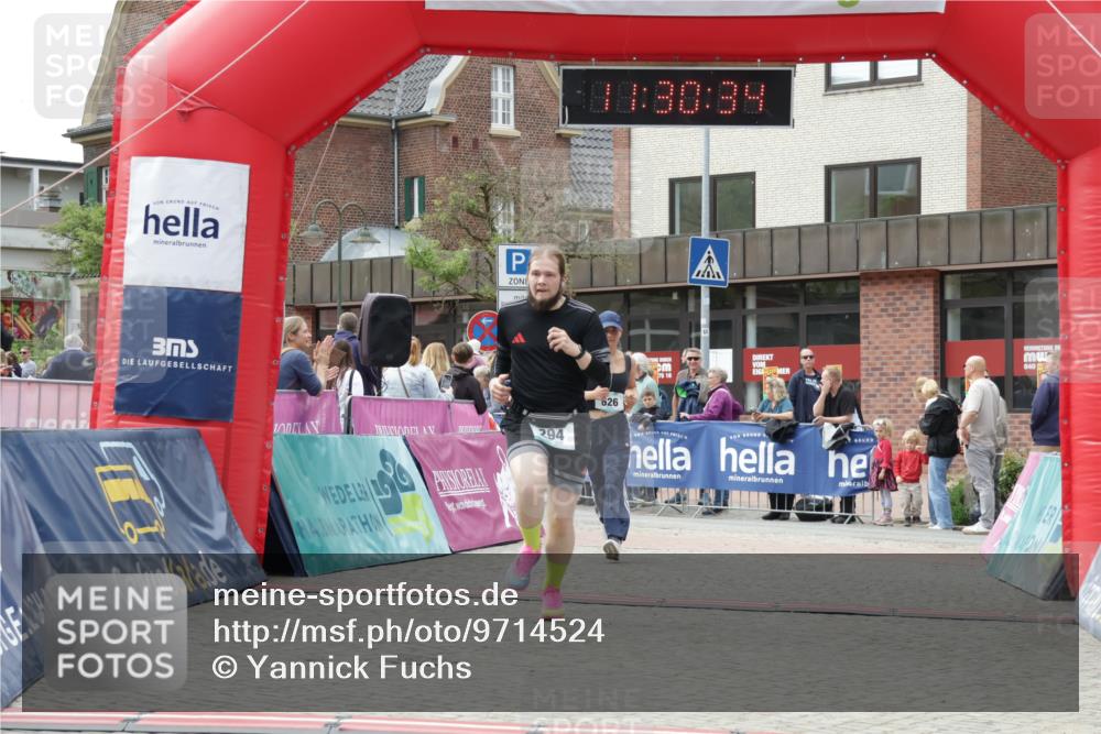 10.05.2026 - 8. Wedeler Halbmarathon Yannick Fuchs http://msf.ph/oto/9714524 10.05.2026 11:30:32 Ziel 294, 626, 752 meine-sportfotos.de