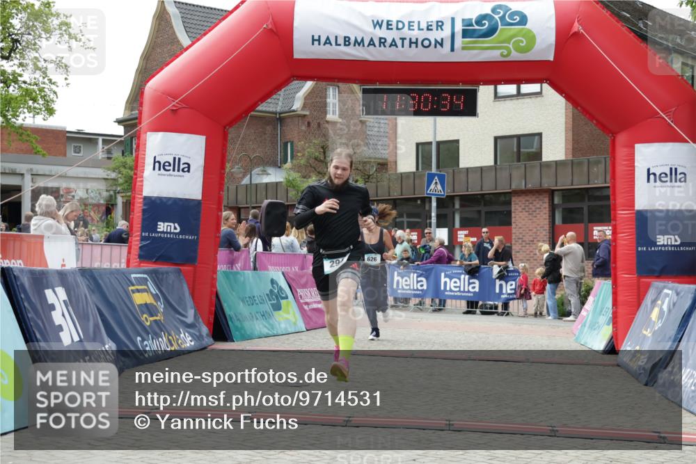 10.05.2026 - 8. Wedeler Halbmarathon Yannick Fuchs http://msf.ph/oto/9714531 10.05.2026 11:30:33 Ziel 294, 626 meine-sportfotos.de