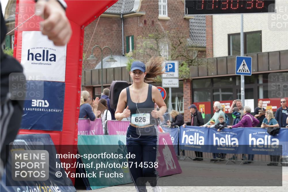 10.05.2026 - 8. Wedeler Halbmarathon Yannick Fuchs http://msf.ph/oto/9714538 10.05.2026 11:30:34 Ziel 294, 326, 626 meine-sportfotos.de