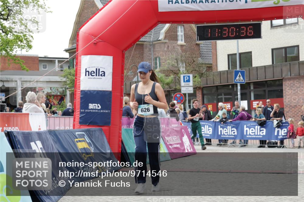 10.05.2026 - 8. Wedeler Halbmarathon Yannick Fuchs http://msf.ph/oto/9714546 10.05.2026 11:30:35 Ziel 294, 326, 626 meine-sportfotos.de