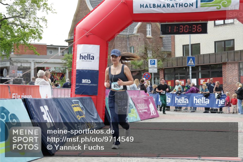 10.05.2026 - 8. Wedeler Halbmarathon Yannick Fuchs http://msf.ph/oto/9714549 10.05.2026 11:30:35 Ziel 294, 326, 626 meine-sportfotos.de