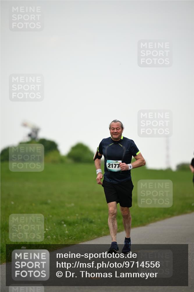 10.05.2026 - 8. Wedeler Halbmarathon Dr. Thomas Lammeyer http://msf.ph/oto/9714556 10.05.2026 12:21:31 Laufen 2177 meine-sportfotos.de