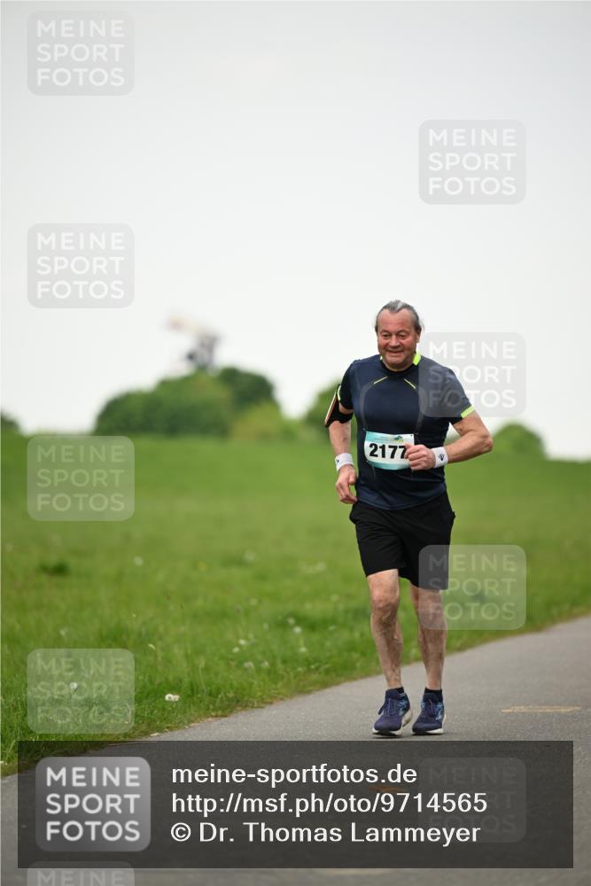 10.05.2026 - 8. Wedeler Halbmarathon Dr. Thomas Lammeyer http://msf.ph/oto/9714565 10.05.2026 12:21:32 Laufen 2177 meine-sportfotos.de