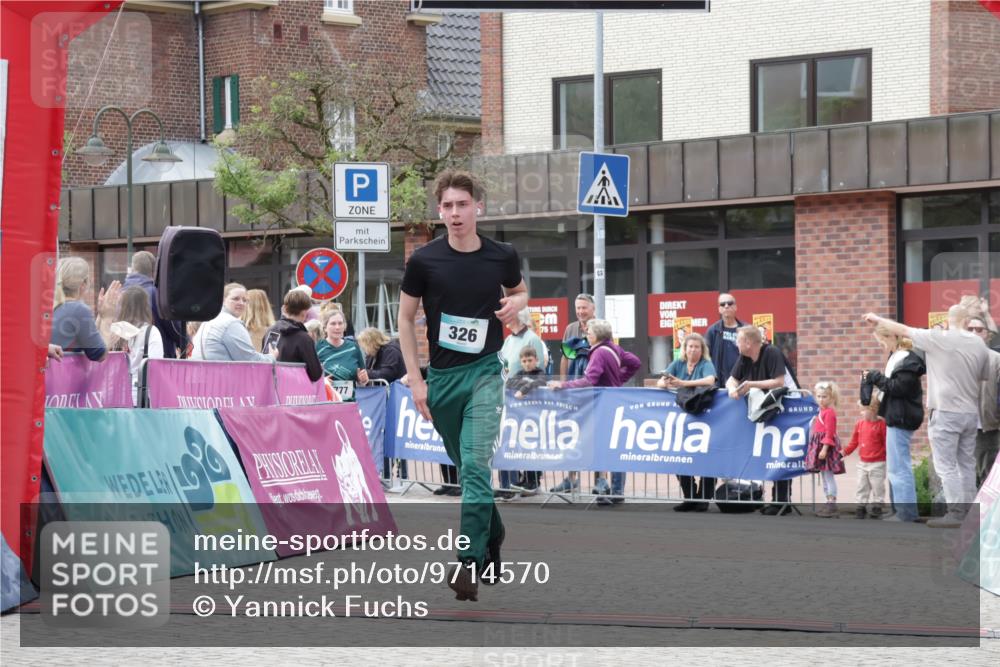 10.05.2026 - 8. Wedeler Halbmarathon Yannick Fuchs http://msf.ph/oto/9714570 10.05.2026 11:30:38 Ziel 294, 326, 626, 777 meine-sportfotos.de