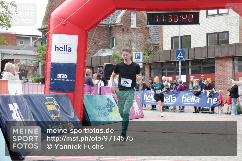 10.05.2026 - 8. Wedeler Halbmarathon Yannick Fuchs http://msf.ph/oto/9714575 10.05.2026 11:30:38 Ziel 294, 326, 626, 777 meine-sportfotos.de