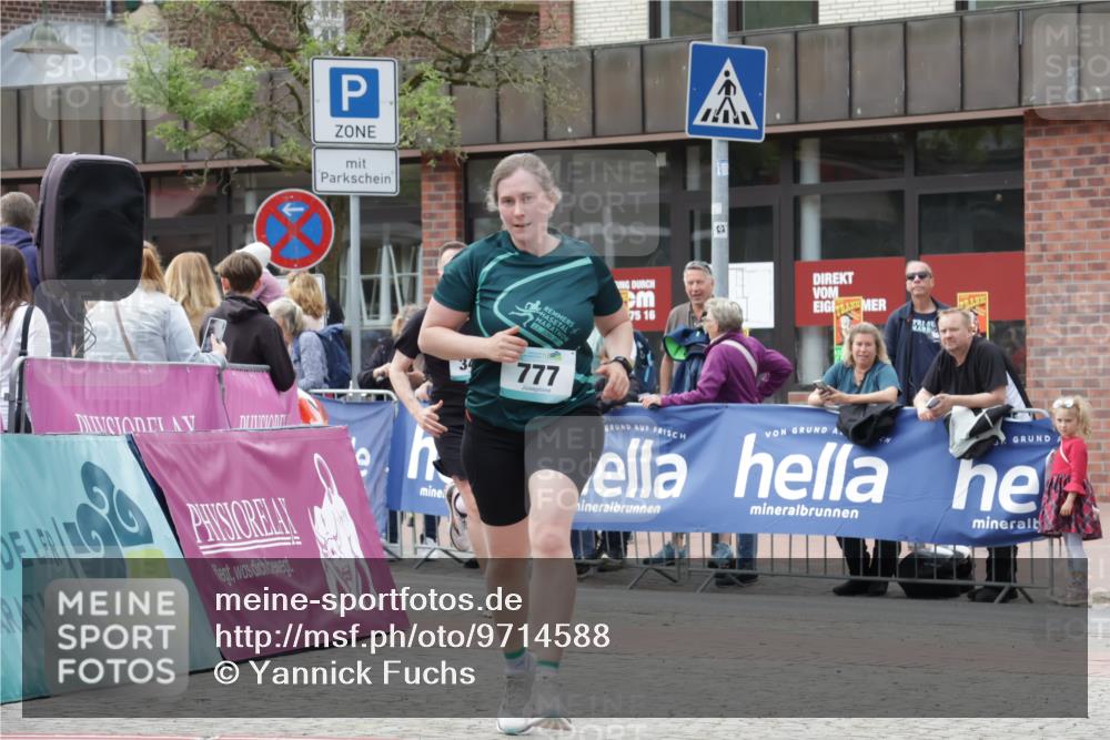 10.05.2026 - 8. Wedeler Halbmarathon Yannick Fuchs http://msf.ph/oto/9714588 10.05.2026 11:30:41 Ziel 326, 341, 777 meine-sportfotos.de