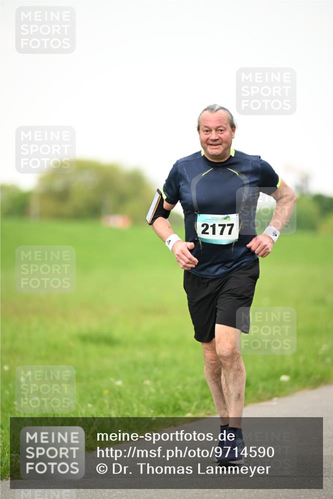 10.05.2026 - 8. Wedeler Halbmarathon Dr. Thomas Lammeyer http://msf.ph/oto/9714590 10.05.2026 12:21:34 Laufen 2177 meine-sportfotos.de
