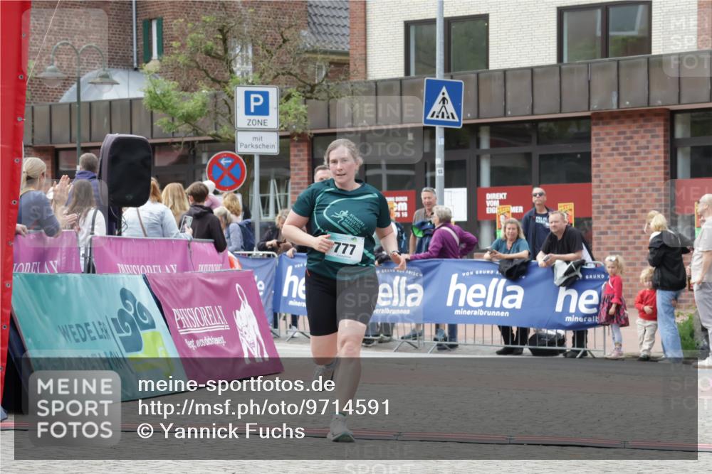 10.05.2026 - 8. Wedeler Halbmarathon Yannick Fuchs http://msf.ph/oto/9714591 10.05.2026 11:30:41 Ziel 326, 341, 777 meine-sportfotos.de