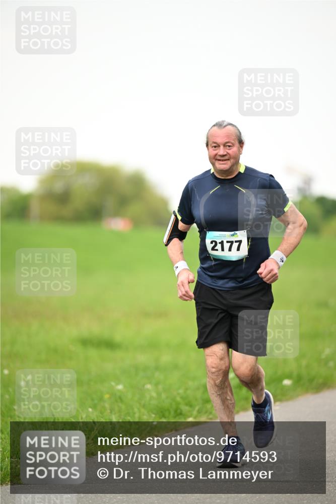 10.05.2026 - 8. Wedeler Halbmarathon Dr. Thomas Lammeyer http://msf.ph/oto/9714593 10.05.2026 12:21:34 Laufen 2177 meine-sportfotos.de