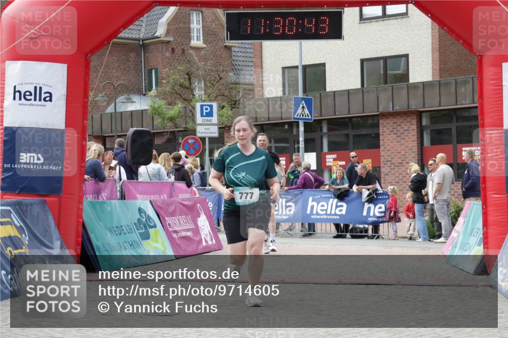 10.05.2026 - 8. Wedeler Halbmarathon Yannick Fuchs http://msf.ph/oto/9714605 10.05.2026 11:30:42 Ziel 326, 341, 777, 2007 meine-sportfotos.de