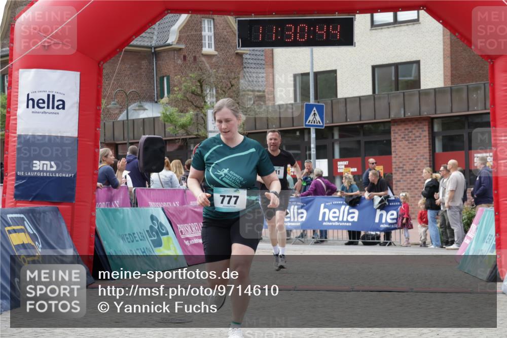 10.05.2026 - 8. Wedeler Halbmarathon Yannick Fuchs http://msf.ph/oto/9714610 10.05.2026 11:30:42 Ziel 326, 341, 777, 2007 meine-sportfotos.de