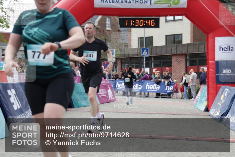 10.05.2026 - 8. Wedeler Halbmarathon Yannick Fuchs http://msf.ph/oto/9714628 10.05.2026 11:30:45 Ziel 341, 777, 2007 meine-sportfotos.de