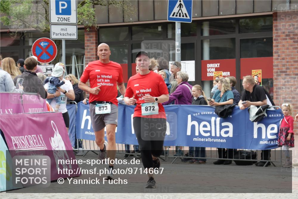 10.05.2026 - 8. Wedeler Halbmarathon Yannick Fuchs http://msf.ph/oto/9714667 10.05.2026 11:30:57 Ziel 872, 873 meine-sportfotos.de
