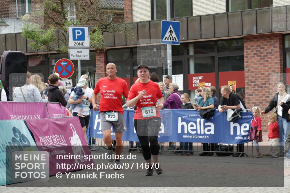 10.05.2026 - 8. Wedeler Halbmarathon Yannick Fuchs http://msf.ph/oto/9714670 10.05.2026 11:30:57 Ziel 872, 873 meine-sportfotos.de