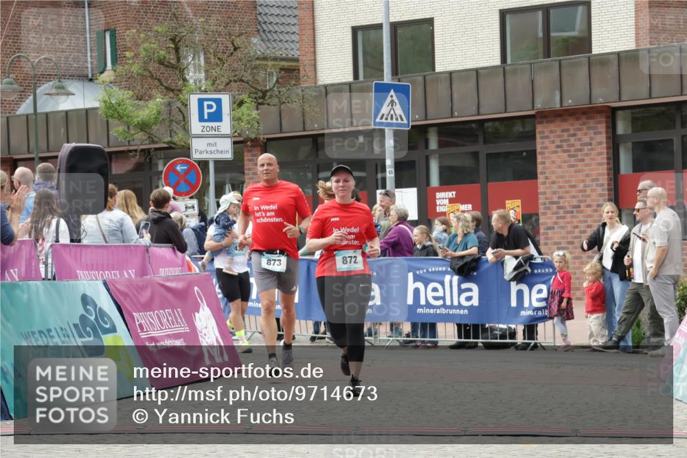 10.05.2026 - 8. Wedeler Halbmarathon Yannick Fuchs http://msf.ph/oto/9714673 10.05.2026 11:30:57 Ziel 872, 873 meine-sportfotos.de
