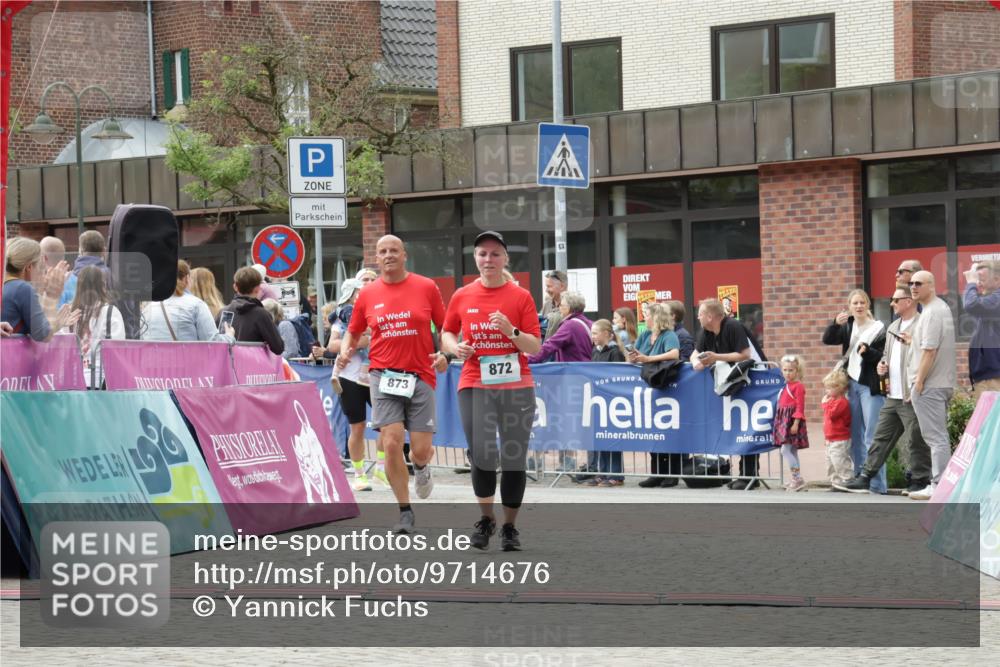 10.05.2026 - 8. Wedeler Halbmarathon Yannick Fuchs http://msf.ph/oto/9714676 10.05.2026 11:30:57 Ziel 872, 873 meine-sportfotos.de