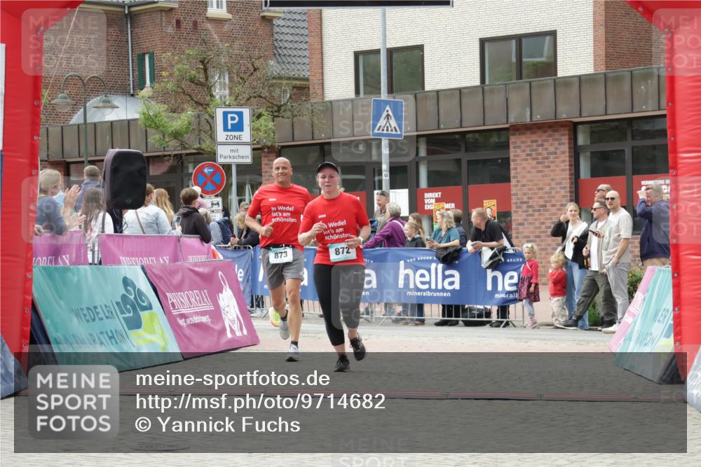 10.05.2026 - 8. Wedeler Halbmarathon Yannick Fuchs http://msf.ph/oto/9714682 10.05.2026 11:30:57 Ziel 872, 873 meine-sportfotos.de