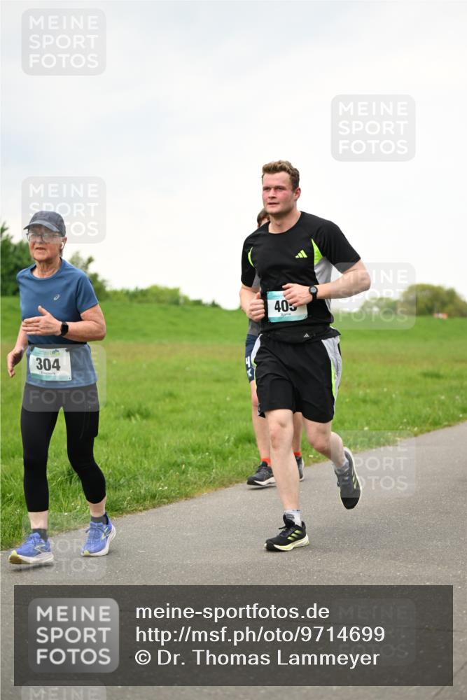 10.05.2026 - 8. Wedeler Halbmarathon Dr. Thomas Lammeyer http://msf.ph/oto/9714699 10.05.2026 12:22:00 Laufen 304, 405 meine-sportfotos.de
