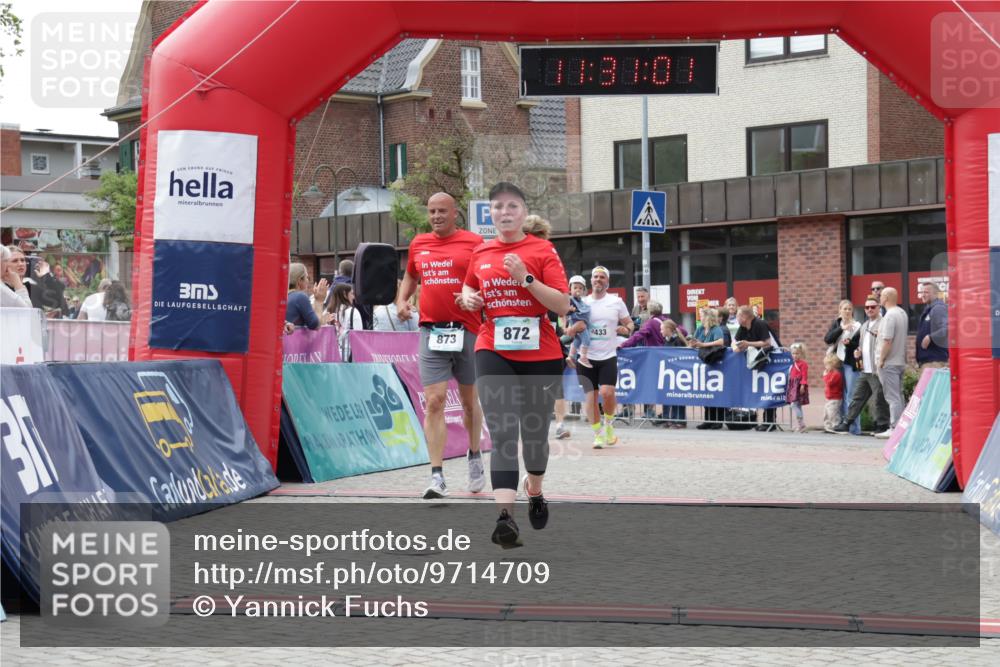 10.05.2026 - 8. Wedeler Halbmarathon Yannick Fuchs http://msf.ph/oto/9714709 10.05.2026 11:30:59 Ziel 433, 872, 873, 2154 meine-sportfotos.de