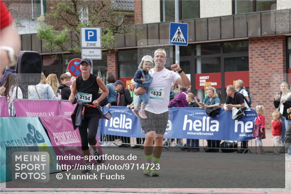 10.05.2026 - 8. Wedeler Halbmarathon Yannick Fuchs http://msf.ph/oto/9714723 10.05.2026 11:31:01 Ziel 433, 872, 873, 910, 2154 meine-sportfotos.de
