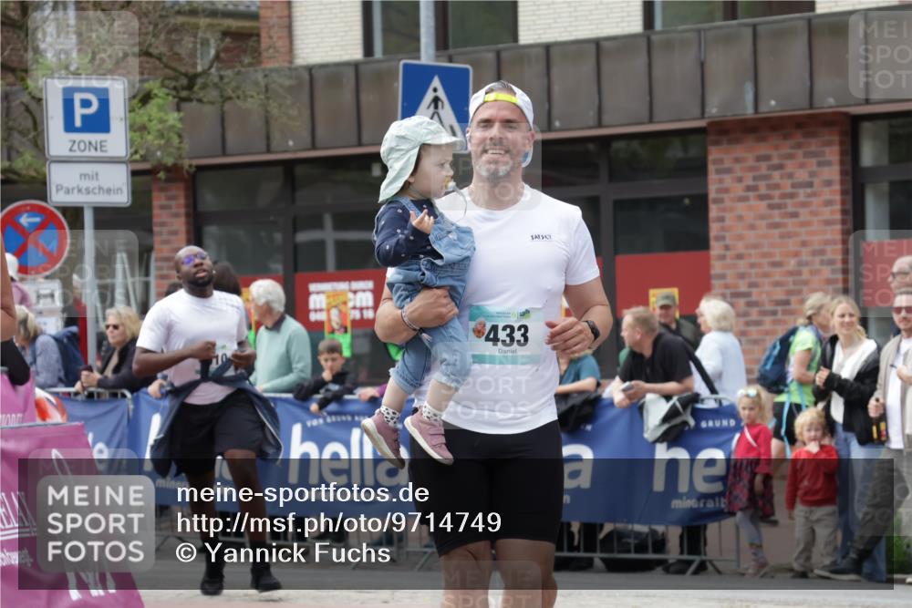 10.05.2026 - 8. Wedeler Halbmarathon Yannick Fuchs http://msf.ph/oto/9714749 10.05.2026 11:31:03 Ziel 433, 872, 873, 910, 2154 meine-sportfotos.de