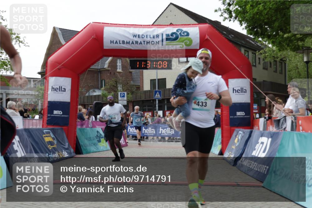 10.05.2026 - 8. Wedeler Halbmarathon Yannick Fuchs http://msf.ph/oto/9714791 10.05.2026 11:31:06 Ziel 433, 852, 910, 981, 2154 meine-sportfotos.de