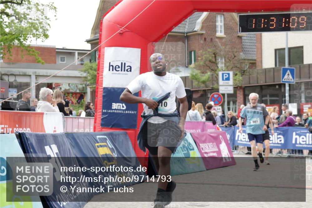 10.05.2026 - 8. Wedeler Halbmarathon Yannick Fuchs http://msf.ph/oto/9714793 10.05.2026 11:31:07 Ziel 433, 852, 910, 981, 2154 meine-sportfotos.de