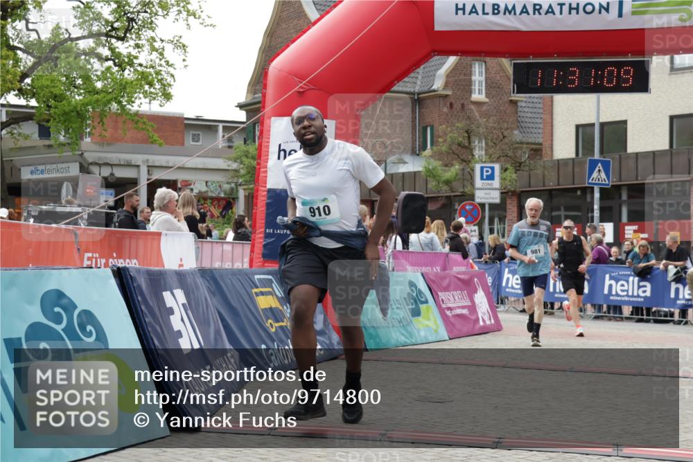 10.05.2026 - 8. Wedeler Halbmarathon Yannick Fuchs http://msf.ph/oto/9714800 10.05.2026 11:31:07 Ziel 433, 852, 910, 981, 2154 meine-sportfotos.de
