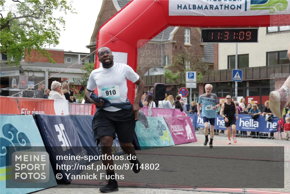 10.05.2026 - 8. Wedeler Halbmarathon Yannick Fuchs http://msf.ph/oto/9714802 10.05.2026 11:31:07 Ziel 433, 852, 910, 981, 2154 meine-sportfotos.de