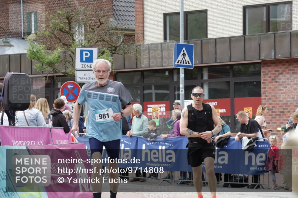 10.05.2026 - 8. Wedeler Halbmarathon Yannick Fuchs http://msf.ph/oto/9714808 10.05.2026 11:31:08 Ziel 433, 852, 910, 981, 2154 meine-sportfotos.de