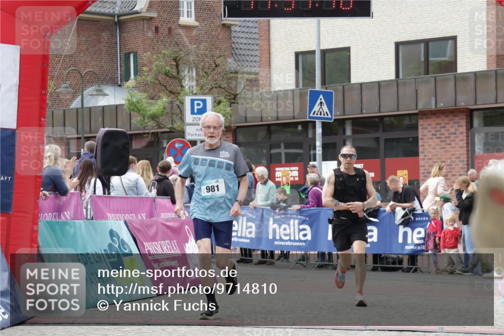 10.05.2026 - 8. Wedeler Halbmarathon Yannick Fuchs http://msf.ph/oto/9714810 10.05.2026 11:31:08 Ziel 433, 852, 910, 981, 2154 meine-sportfotos.de
