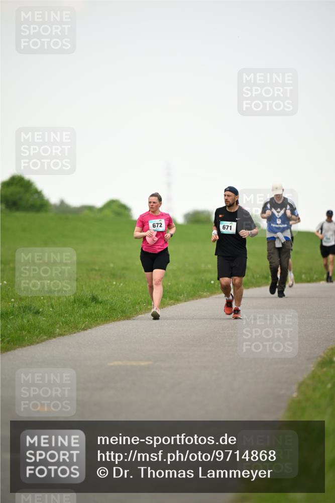 10.05.2026 - 8. Wedeler Halbmarathon Dr. Thomas Lammeyer http://msf.ph/oto/9714868 10.05.2026 12:24:07 Laufen 672, 671 meine-sportfotos.de